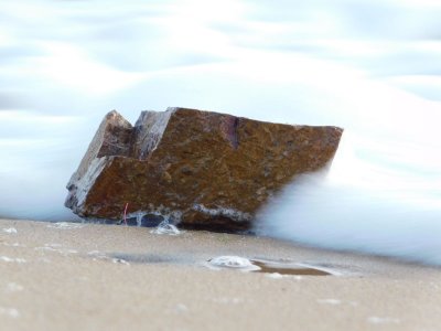 <p>Un pavé jeté dans la mer - La Tranche-sur-Mer (85) - Crédits photos E. Budon</p>